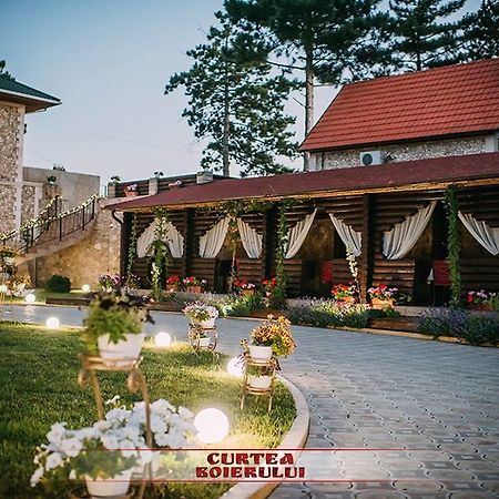 Curtea Boierului Hotel Peresecina Exteriör bild