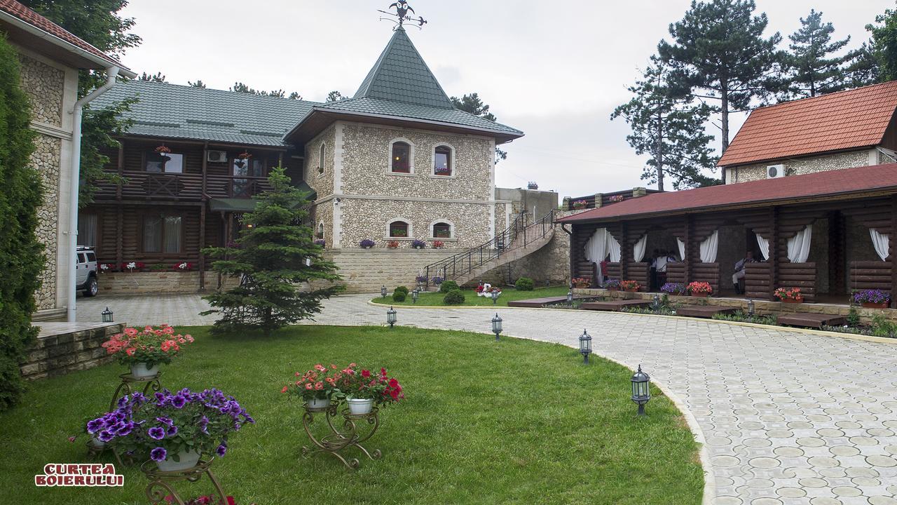Curtea Boierului Hotel Peresecina Exteriör bild